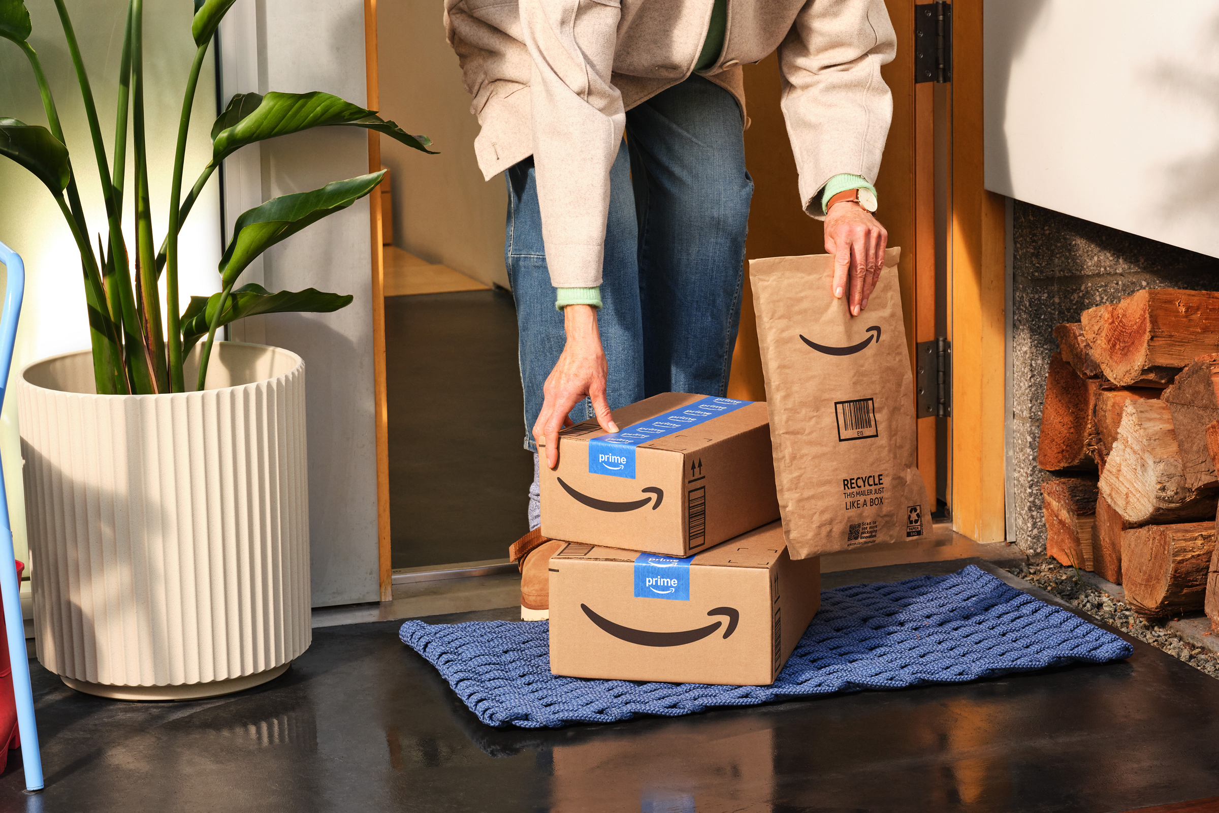 주문한 아마존 택배 박스를 찾아가는 글로벌 고객