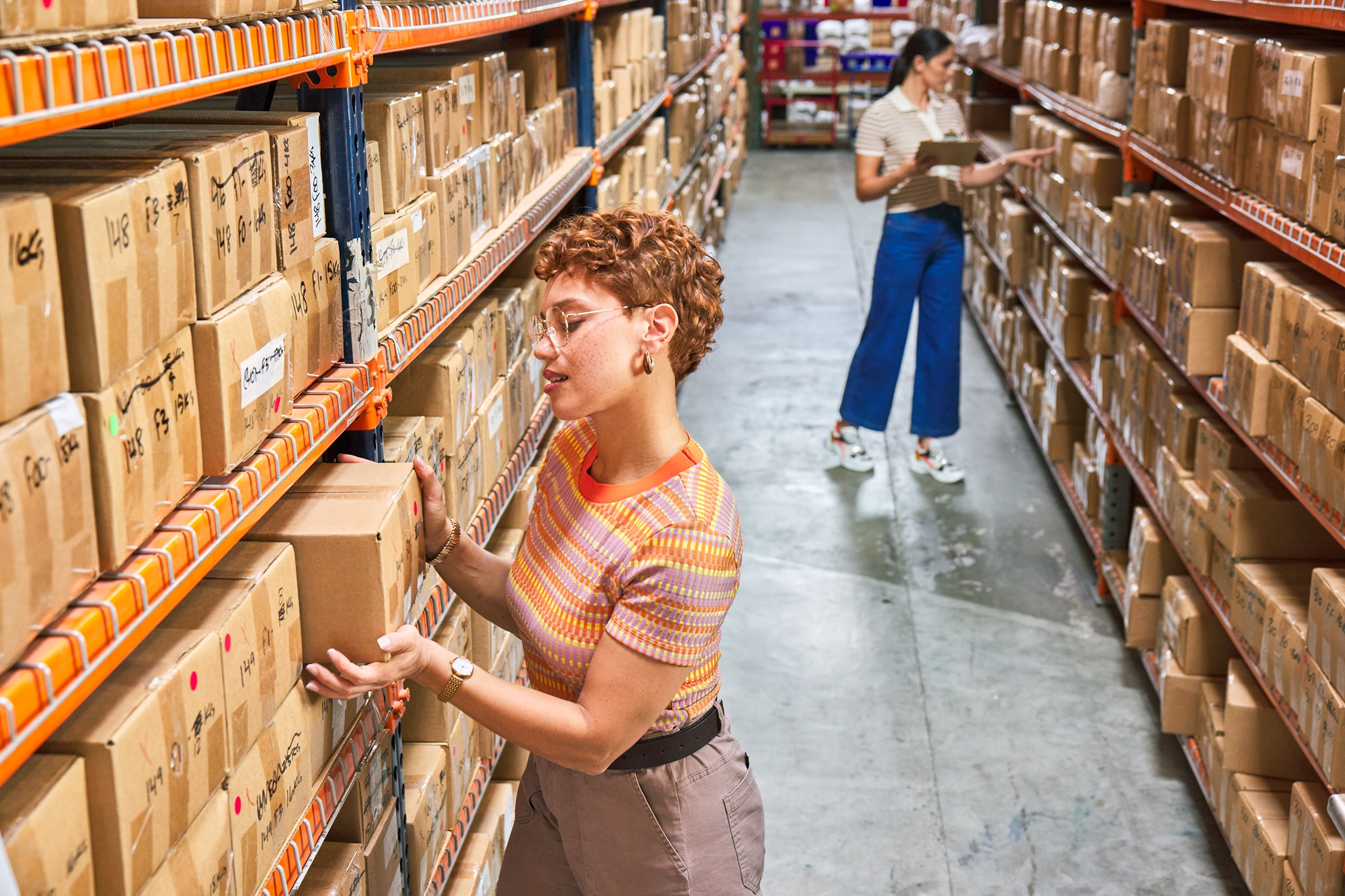 아마존 판매를 위해 배송할 택배 박스를 정리하고 있는 셀러